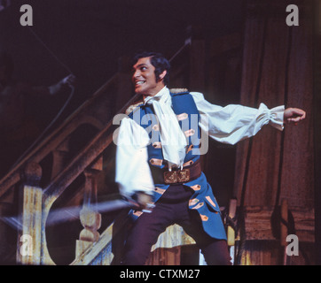 ENGELBERT HUMPERDINCK UK Pop-Sängerin als Robinson Crusoe in Pantomime im London Palladium, 20. Dezember 1967. Foto Tony Gale Stockfoto