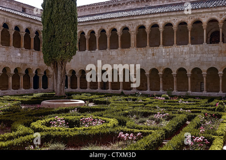 Romanischer Kreuzgang der Benediktinerabtei Silos und der Garten mit seinen berühmten Cypress 1882 gepflanzt, das Kloster Santo Domingo, Burgos, Spanien, Stockfoto