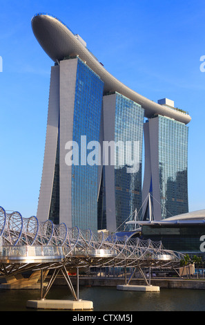 Helix-Brücke führt zu Marina Bay Sands und Skypark, fünf-Sterne-Luxushotel, Casino und shopping-Komplex in Marina Bay. Stockfoto