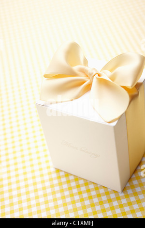 Gelbes Band-Geschenk-box Stockfoto