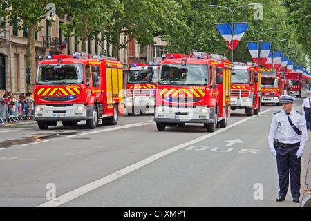 LKW und Crews aus der örtlichen Feuerwehr, die Teilnahme an einer Meuterei auf der parade durch Lille Stockfoto