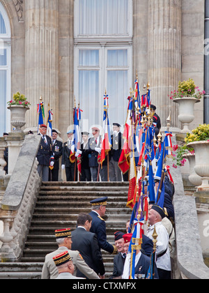 Französische Veteranen präsentiert, hochrangige Militärs auf den Stufen der Präfektur nach einer Meuterei auf der Parade in Lille Stockfoto
