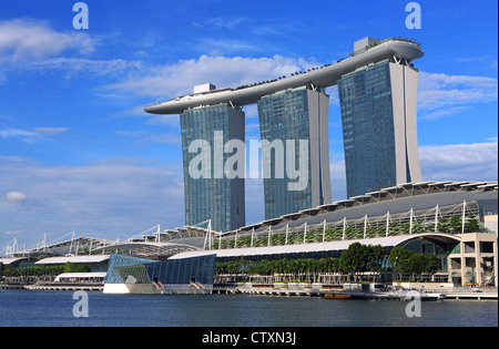 Marina Bay Sands und Skypark, fünf-Sterne-Luxushotel, Casino und Einkaufszentrum in Marina Bay, Singapur. Stockfoto