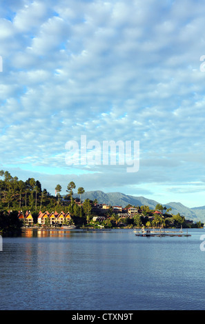 Blick auf die Tuk Tuk Halbinsel Samosir Insel am Lake Toba, der weltweit größten Vulkansee. Stockfoto