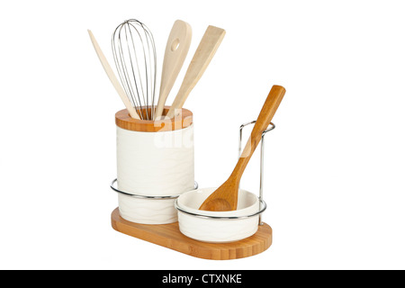 Küchengeräte, hölzernen Besteck im Keramiktopf Stockfoto