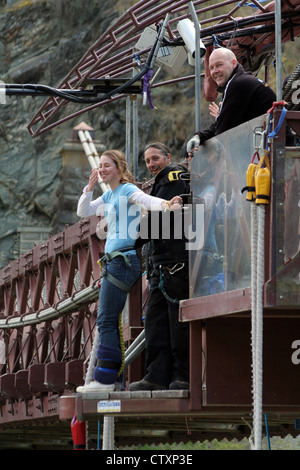 Mädchen über Bungee-Sprung von der Hackett Kawarau Bridge in New Zealand. Stockfoto