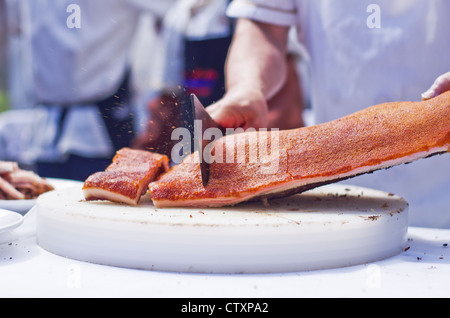 Knusprige Schweinefleisch Knistern immer zerhackt mit einem Beil, lecker! Stockfoto