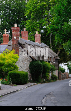 Ein Blick auf eine strohgedeckte Hütte bei Cerne Abbas Dorset UK Stockfoto