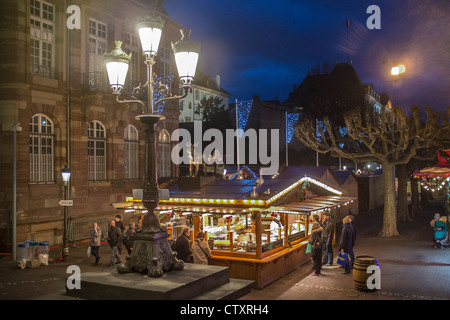 Garküche, Weihnachtsmarkt "Christkindelsmärik", Straßburg, Elsass, Frankreich Stockfoto