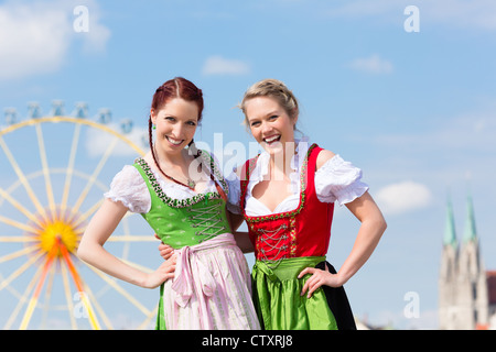 Junge Frauen in bayerischer Tracht - Dirndl oder Tracht - auf einem Festival oder Oktoberfest Stockfoto