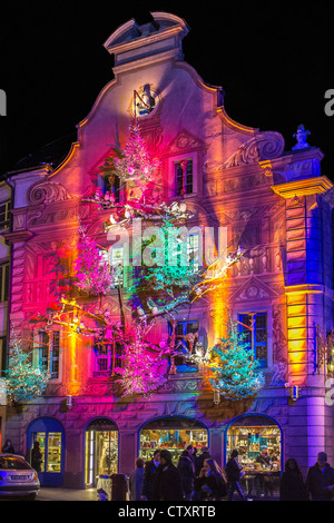 Renaissance Haus Fassade aus dem 16. Jahrhundert, Trompe-l'oeil-Malerei, Weihnachtsdekoration, festliche Beleuchtung, Nacht, Straßburg, Elsass, Frankreich, Europa, Stockfoto