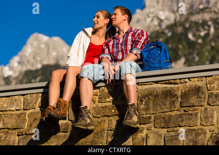 Glückliches Paar Wandern eine Pause sitzen vor Bergpanorama Stockfoto