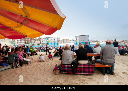 Olympischen Spiele in London 2012, beobachtete Segeln aus Weymouth auf großen Bildschirmen am Strand Stockfoto