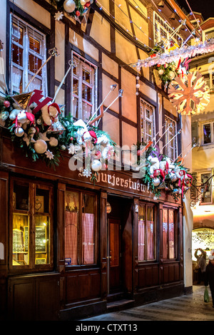Weinbar mit weihnachtlicher Dekoration, leere Straße, niemand, Straßburg, Elsass, Frankreich, Europa Stockfoto