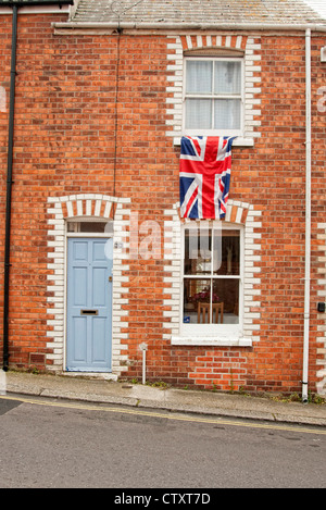 Die Union Jack-Fahne hängt an einem Fahnenmast auf der Mall in London ...