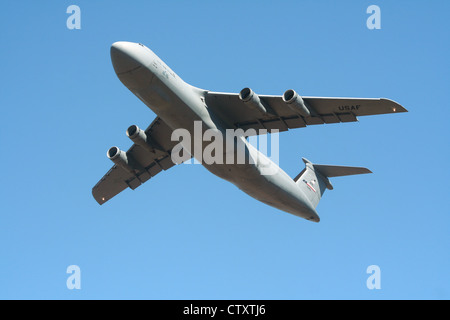 Transportflugzeug der US Air Force c-5 Galaxy ausziehen aus Darwin Flughafen Stockfoto