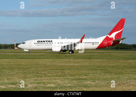 Qantas Boeing 737-838 rollens am Flughafen Brisbane Stockfoto