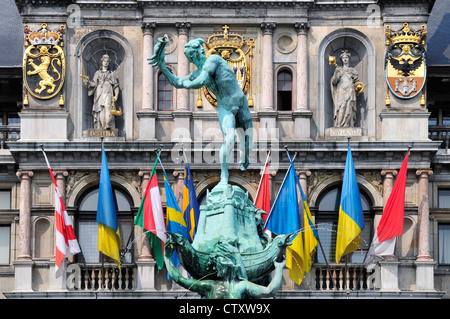 Antwerpen / Antwerpen, Belgien. Brabo-Brunnen (1887: Jef Lambeaux) am Grote Markt - Rathaus (Stadhuis) dahinter Stockfoto