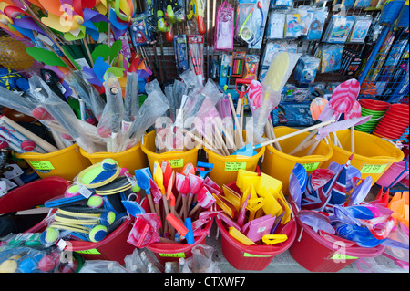 Bunten Kunststoff-Eimer und Spaten und Spielzeug für den Strand in einem Geschäft in Padstow Cornwall UK Stockfoto