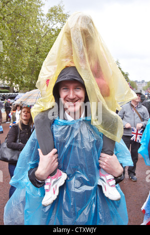 Zuschauer nehmen Unterschlupf vor dem Regen auf der Mall während das diamantene Thronjubiläum fliegen Vergangenheit Stockfoto