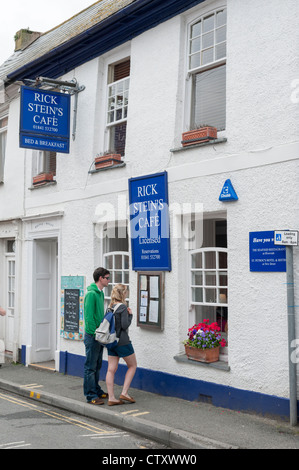 Zwei Personen, Blick auf die Speisekarte außerhalb Rick Steins Cafe in Middle Street Padstow North Cornwall UK Stockfoto