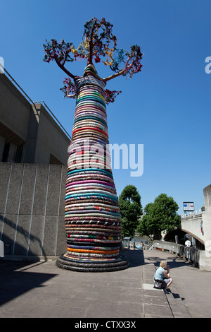 Unter der Baobab gemacht Teil des Kunstwerks von Stroh, Queen Elizabeth Hall Waterloo Brücke Terrasse, Southbank, London. Stockfoto