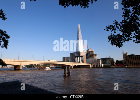 London Bridge & The Shard of Glass Wolkenkratzer, London, UK. Stockfoto