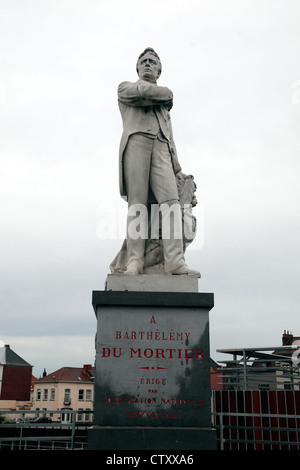 Statue von Graf Barthélemy Charles Joseph Du Mortier (oder Dumortier) neben der Schelde in Tournai, Hennegau, Belgien. Stockfoto