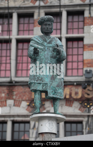 Einer der Christine Jongens kleine bronzenen-Statuen (der Mönch) in Tournai, Hennegau, Belgien. Stockfoto