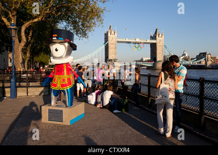 Beefeater Mandeville eines offiziellen Maskottchen für die Olympischen Spiele 2012 im Tower of London, Vereinigtes Königreich. Stockfoto