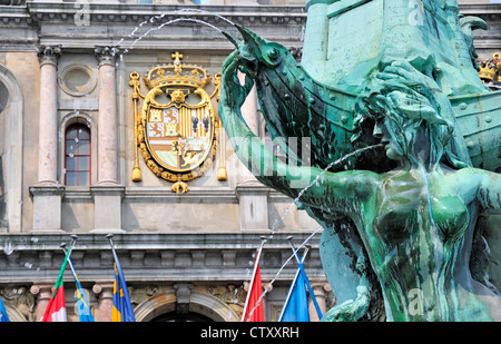 Antwerpen / Antwerpen, Belgien. Brabo-Brunnen (1887: Jef Lambeaux) am Grote Markt - Rathaus (Stadhuis) dahinter Stockfoto