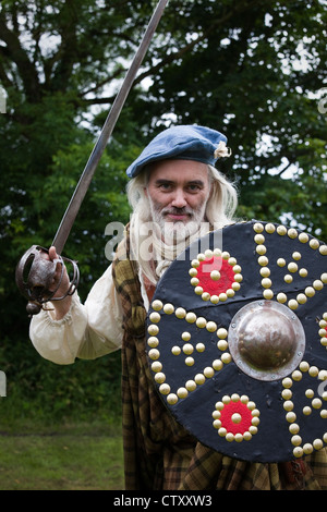 Alex Galbraith, ein Mitglied des Vereins Beowulf Geschichte gekleidet in der Highland Kilt Kleidung von einer jakobitischen Highlander. Stockfoto