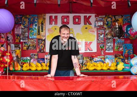 John Mitchell läuft eine "Ente" stall auf einen Rummelplatz, Dundonald, Ayrshire, Schottland, Vereinigtes Königreich Stockfoto