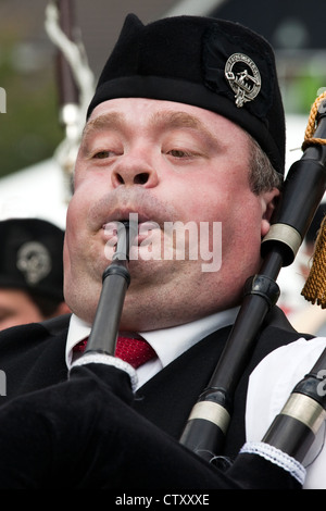 Erwachsener Mann spielt Dudelsack, Dundonald Highland Games, Ayrshire, Schottland, Großbritannien Stockfoto