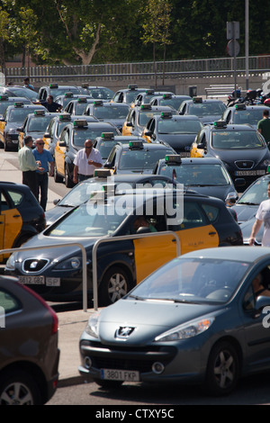 Stadt Barcelona, Spanien. Taxistand vor Bahnhof Barcelona Sants. Stockfoto