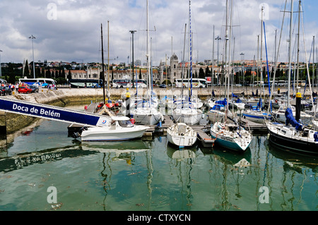 Motorboote und Segelyachten ankern in ihre Liegeplätze in das blaue Wasser des Doca de Belem, Santa Maria de Belém, Lissabon Stockfoto