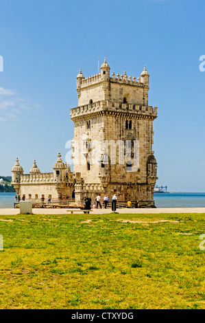 Die ikonischen Kalkstein-Fassade des 16. Jahrhunderts vier stöckigen Turm und Bastion der Torre de Belem am Fluss Tejo Lissabon Stockfoto