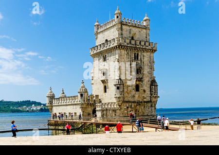 Die ikonischen Kalkstein-Fassade des 16. Jahrhunderts vier stöckigen Turm und Bastion der Torre de Belem am Fluss Tejo Lissabon Stockfoto