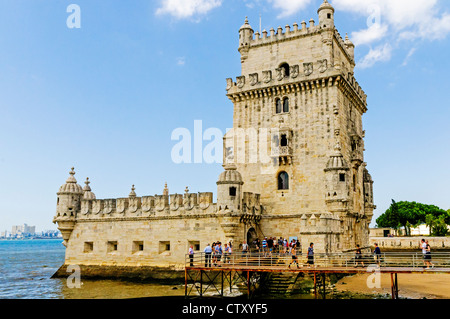 Die ikonischen Kalkstein-Fassade des 16. Jahrhunderts vier stöckigen Turm und Bastion der Torre de Belem am Fluss Tejo Lissabon Stockfoto