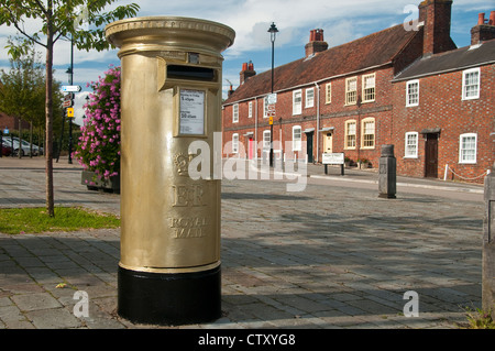 Gold Briefkasten In Hamble Hampshire, Dani König gewann eine Goldmedaille für das Radfahren in die Olympischen Spiele 2012 zu feiern Stockfoto