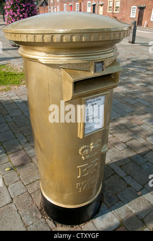 Gold Briefkasten In Hamble Hampshire, Dani König gewann eine Goldmedaille für das Radfahren in die Olympischen Spiele 2012 zu feiern Stockfoto