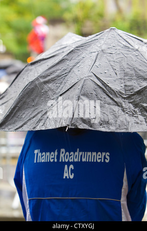 Die Olympischen Spiele im Regen warten, Frauen-Marathon, London 2012. Stockfoto