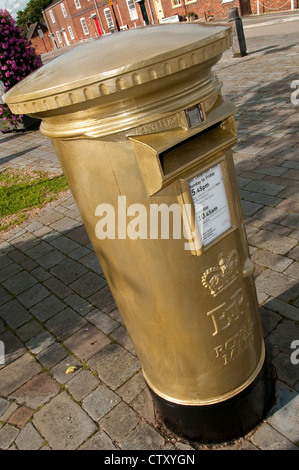 Gold Briefkasten In Hamble Hampshire, Dani König gewann eine Goldmedaille für das Radfahren in die Olympischen Spiele 2012 zu feiern Stockfoto