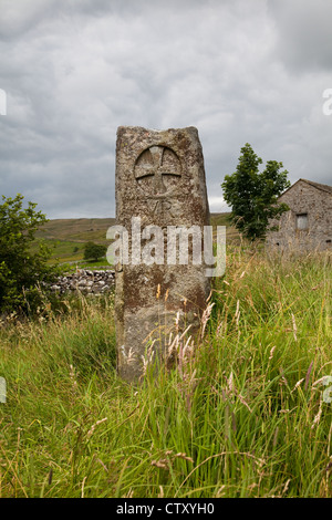 Carven auf eine überdachte Steindenkmal Flechten 1897 VR  in der Nähe Swarthghyll Hof, Oughtershaw, North Yorkshire Dales, UK Stockfoto