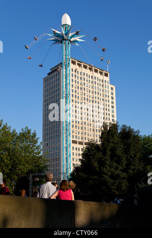 Shell-Center Gebäude & der japanischen Stuhl fahren Bestandteil der unbezahlbaren London Wonderground am Southbank Centre, London, UK. Stockfoto