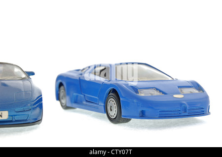 Blauen Modell Sportwagen isoliert auf weißem Hintergrund Stockfoto