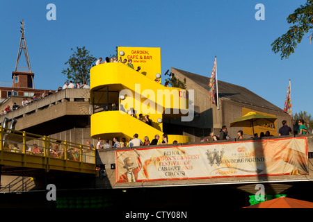 Gelbe Treppe zum einen Dachgarten auf der Queen Elizabeth Hall, Southbank, London. Stockfoto