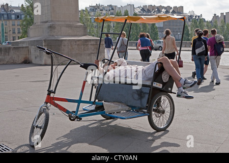 Eine Rikscha in der Nähe der Seine und dem Louvre in Paris Frankreich Stockfoto