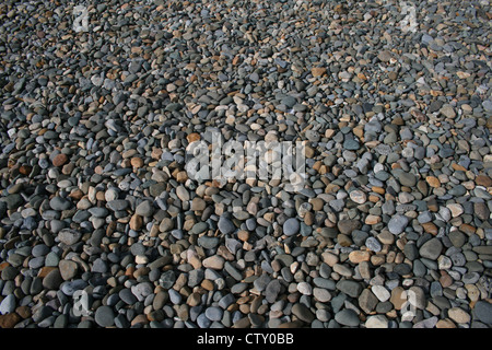 Steinen, Felsen und Kieselsteine am Strand Meer in Bray Irland Grafschaft Wicklow Sammlung Elemente teuer teuer Strand rockt unendliche Edelsteinen Stockfoto