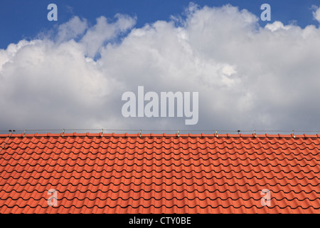 Rote Dachziegel Dach Muster auf blauem Himmelshintergrund. Stockfoto